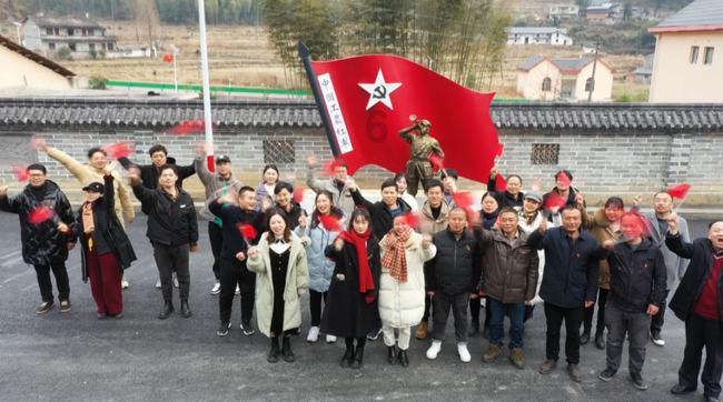 这些图的画师是谁？原图可以在哪里看？游戏画面