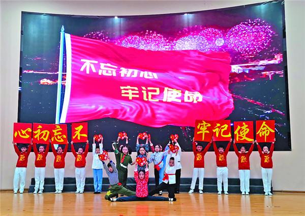 英语Also through a sea of people怎么翻译？